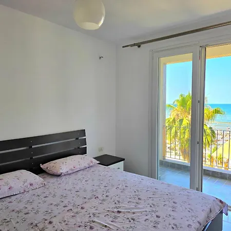 Beachfront & Sea View شقة *