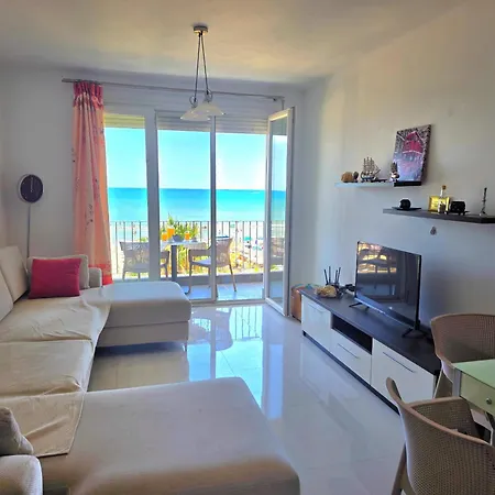 Beachfront & Sea View شقة *