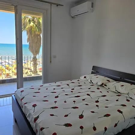 Beachfront & Sea View دراس